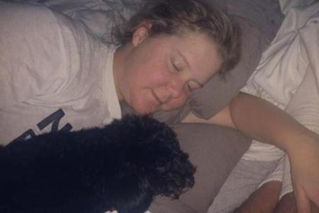 Amy Schumer entspannte am Sonntag mit Hündin Tati Amy Schumer entspannte am Sonntag mit Hündin Tati