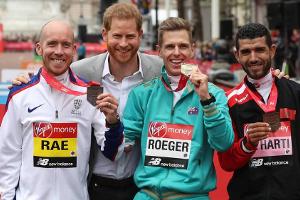 Prinz Harry trotz Baby-Alarm entspannt in London