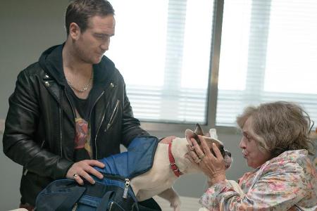 Oli Simon (Frederick Lau) schmuggelt Esther Kleins (Katharina Thalbach) Hund ins Krankenhaus Oli Simon (Frederick Lau) schmuggelt Esther Kleins (Katharina Thalbach) Hund ins Krankenhaus