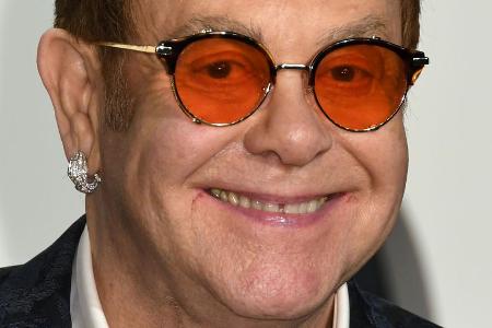 Elton John ist guten Mutes, denn er wurde von YouTube mit einem Preis bedacht Elton John ist guten Mutes, denn er wurde von YouTube mit einem Preis bedacht