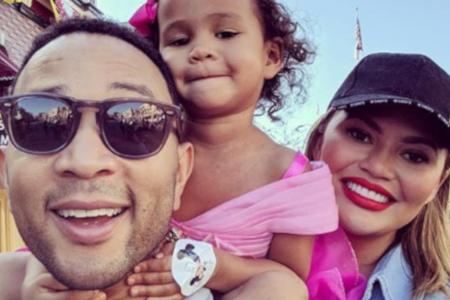 John Legend mit Tochter und Ehefrau im Disneyland John Legend mit Tochter und Ehefrau im Disneyland