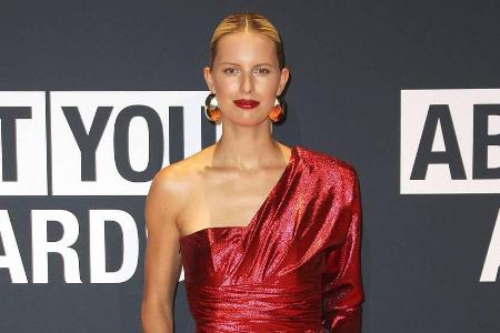 Karolina Kurková in einem Traum aus Rot