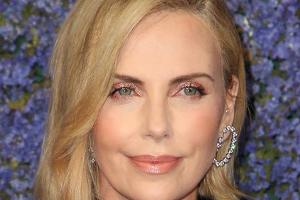 Charlize Theron erzieht ihren Sohn als Mädchen