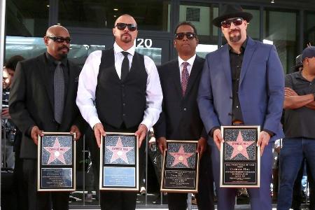 Stolz präsentieren die Mitglieder von Cypress Hill ihren Stern auf dem Stolz präsentieren die Mitglieder von Cypress Hill ihren Stern auf dem
