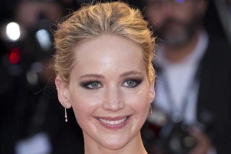 Schauspielerin Jennifer Lawrence weiß, wie man Schlupflider sexy in Szene setzt Schauspielerin Jennifer Lawrence weiß, wie man Schlupflider sexy in Szene setzt