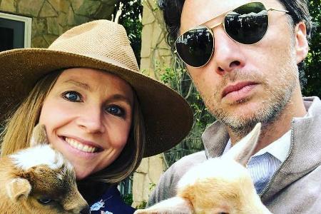 Sarah Chalke (l.) und Zach Braff (r.) mit zwei süßen Ziegenlämmchen Sarah Chalke (l.) und Zach Braff (r.) mit zwei süßen Ziegenlämmchen