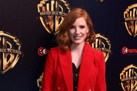 Jessica Chastain sticht mit ihrem roten Anzug heraus Jessica Chastain sticht mit ihrem roten Anzug heraus