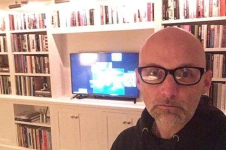 Moby gewährt einen Einblick in sein Wohnzimmer Moby gewährt einen Einblick in sein Wohnzimmer