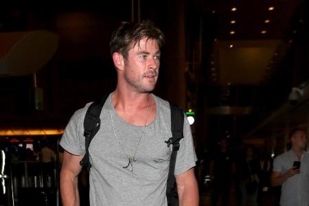 Chris Hemsworth scheint sich wenig Gedanken über Sicherheitsbestimmungen zu machen Chris Hemsworth scheint sich wenig Gedanken über Sicherheitsbestimmungen zu machen