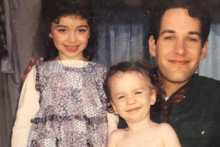 Sarah Hyland und ihr kleiner Bruder Ian grinsen mit Hollywood-Star Paul Rudd in die Kamera Sarah Hyland und ihr kleiner Bruder Ian grinsen mit Hollywood-Star Paul Rudd in die Kamera