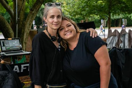 Regisseurin Jenny Gage (l.) und Autorin Anna Todd am Set von Regisseurin Jenny Gage (l.) und Autorin Anna Todd am Set von