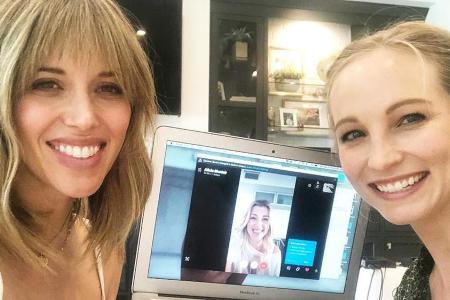 Candice King und Kayla Ewell grinsen in die Kamera Candice King und Kayla Ewell grinsen in die Kamera
