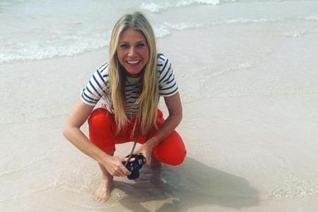 Gwyneth Paltrow begutachtet eine Qualle Gwyneth Paltrow begutachtet eine Qualle