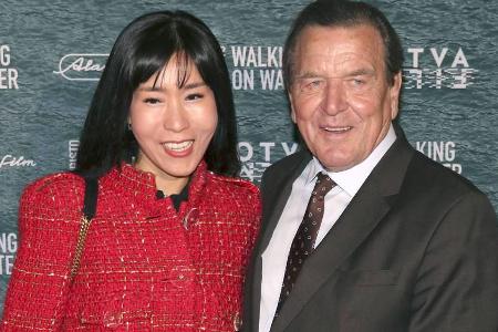 Seit Mai 2018 glücklich verheiratet: Soyeon Schröder-Kim und Gerhard Schröder Seit Mai 2018 glücklich verheiratet: Soyeon Schröder-Kim und Gerhard Schröder