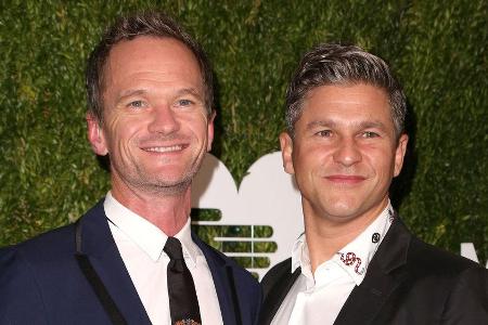 Neil Patrick Harris (l.) und David Burtka lassen ihre Fans an einem besonderen Meilenstein in ihrer Beziehung teilhaben Neil Patrick Harris (l.) und David Burtka lassen ihre Fans an einem besonderen Meilenstein in ihrer Beziehung teilhaben