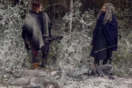 Nicht nur wegen des plötzlichen Wintereinbruchs herrscht zwischen Daryl (Norman Reedus, l.) und Ezekiel (Khary Payton) Eiszeit Nicht nur wegen des plötzlichen Wintereinbruchs herrscht zwischen Daryl (Norman Reedus, l.) und Ezekiel (Khary Payton) Eiszeit