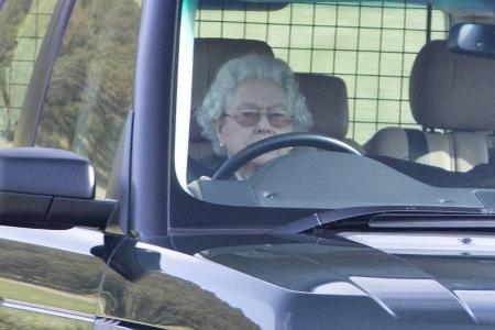 Die Queen hinter dem Steuer bei einem Ausflug in Balmoral Die Queen hinter dem Steuer bei einem Ausflug in Balmoral