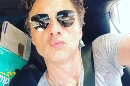 Schauspieler Zach Braff posiert mit einem Windel-Karton Schauspieler Zach Braff posiert mit einem Windel-Karton