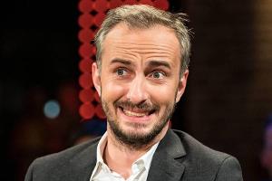 Medienbericht: Jan Böhmermann bringt Angela Merkel vor Gericht