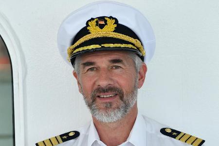 Als Erster Offizier Martin Grimm übernimmt Daniel Morgenroth die Führung des Schiffs auf der Reise nach Sambia Als Erster Offizier Martin Grimm übernimmt Daniel Morgenroth die Führung des Schiffs auf der Reise nach Sambia