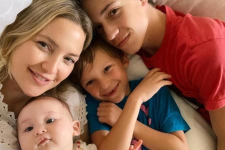 Kate Hudson kuschelt mit ihren drei Kindern Kate Hudson kuschelt mit ihren drei Kindern