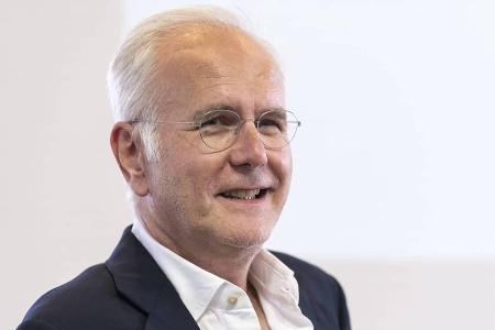 Harald Schmidt ist als Kreuzfahrtdirektor Oskar Schifferle ein absoluter Publikumsliebling beim Harald Schmidt ist als Kreuzfahrtdirektor Oskar Schifferle ein absoluter Publikumsliebling beim