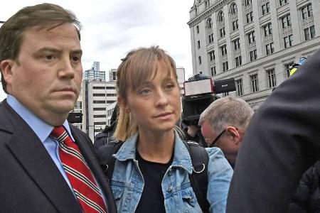 Allison Mack muss sich derzeit vor Gericht verantworten.