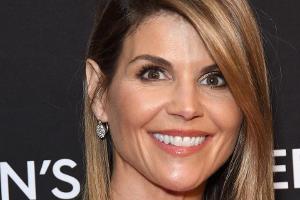 Muss Lori Loughlin für zwei Jahre hinter Gitter?