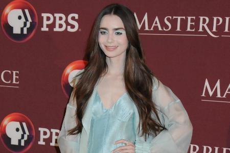 Lily Collins ganz in Eisblau beim Lily Collins ganz in Eisblau beim