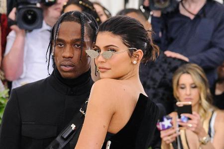 Travis Scott, hier mit Freundin Kylie Jenner, muss sich mit Vorwürfen auseinandersetzen Travis Scott, hier mit Freundin Kylie Jenner, muss sich mit Vorwürfen auseinandersetzen