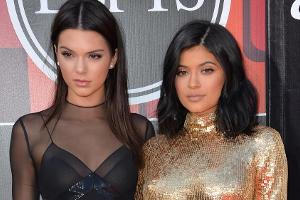 Kylie und Kendall Jenner: Lange Handschuhe zum kurzen Kleidchen
