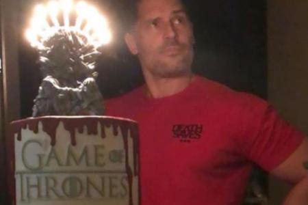 Joe Manganiello posiert mit einer aufwendigen Joe Manganiello posiert mit einer aufwendigen