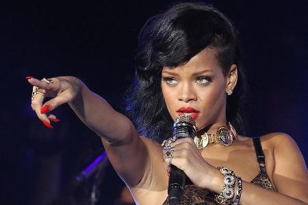 Rihanna in einem knappen Outfit bei einem Auftritt in London Rihanna in einem knappen Outfit bei einem Auftritt in London