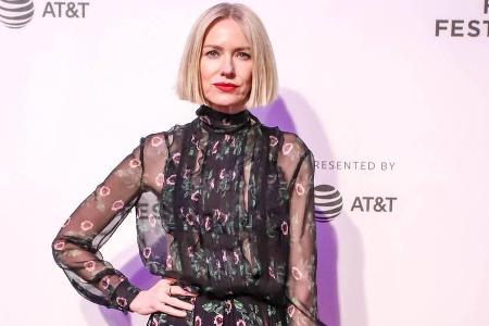 Naomi Watts strahlt in einem schwarzen Kleid mit floralem Muster Naomi Watts strahlt in einem schwarzen Kleid mit floralem Muster