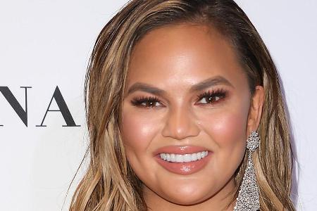 Chrissy Teigen fühlt sich mit ihren Rundungen wohl Chrissy Teigen fühlt sich mit ihren Rundungen wohl