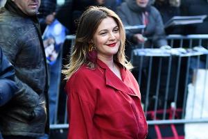 Drew Barrymore: Sie strahlt in einem roten Overall