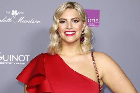 Angelina Kirsch genießt Ostern 2019 am Strand Angelina Kirsch genießt Ostern 2019 am Strand