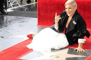Pink putzt eigenhändig ihren Stern auf dem Walk of Fame