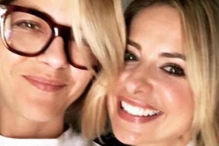Selma Blair (l.) freut sich über den Besuch ihrer Freundin Sarah Michelle Gellar Selma Blair (l.) freut sich über den Besuch ihrer Freundin Sarah Michelle Gellar