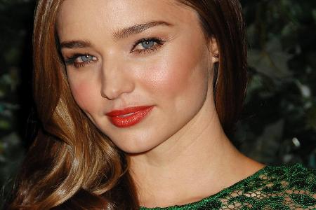 Model Miranda Kerr ist einer jener Stars, die eine eigene Hautpflegeserie entwickelt haben - und hält sich beim Auftragen ga... Model Miranda Kerr ist einer jener Stars, die eine eigene Hautpflegeserie entwickelt haben - und hält sich beim Auftragen ga...