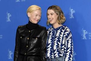 Tilda Swinton und Honor im Partner-Look bei der Berlinale