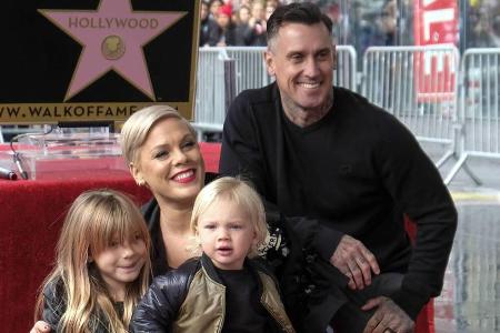 Pink bei der Enthüllung ihres Sterns auf dem Walk of Fame mit Ehemann Carey Hart und den Kindern Willow Sage und Jameson Moon Pink bei der Enthüllung ihres Sterns auf dem Walk of Fame mit Ehemann Carey Hart und den Kindern Willow Sage und Jameson Moon