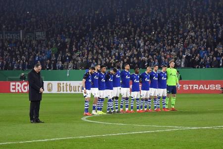 Vor dem DFB-Pokalspiel zwischen Schalke und Fortuna Düsseldorf gab es eine Schweigeminute für Rudi Assauer Vor dem DFB-Pokalspiel zwischen Schalke und Fortuna Düsseldorf gab es eine Schweigeminute für Rudi Assauer