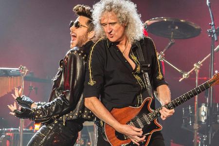 Adam Lambert und Queen-Gitarrist Brian May auf der Bühne Adam Lambert und Queen-Gitarrist Brian May auf der Bühne