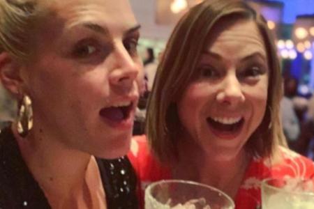 Busy Philipps gönnt sich einen Drink Busy Philipps gönnt sich einen Drink