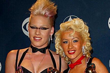 Christina Aguilera und Pink bei den Grammy Awards 2002 Christina Aguilera und Pink bei den Grammy Awards 2002