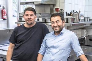 "Kitchen Impossible": Tim Mälzer (l.) und Ali Güngörmüs