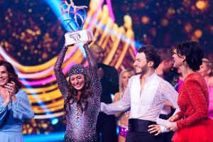 Emotionaler Sieg: Sarah Lombardi mit ihrem "Dancing on Ice"-Pokal