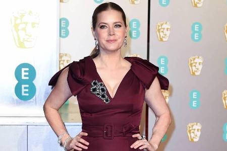 Amy Adams legte bei den BAFTAs in London einen eleganten Auftritt hin Amy Adams legte bei den BAFTAs in London einen eleganten Auftritt hin
