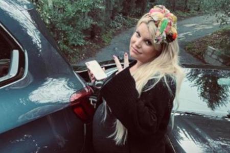 Jessica Simpson zeigt, dass ein Babybauch im Alltag auch mal hinderlich sein kann Jessica Simpson zeigt, dass ein Babybauch im Alltag auch mal hinderlich sein kann